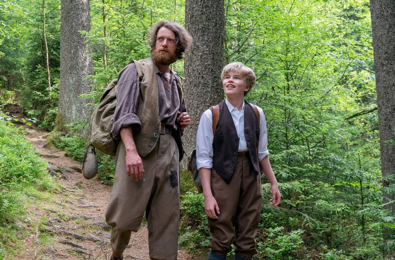 Ola (Maximilian Klas) erzählt Thor (Jenö Stillmark) alles über die Pflanzen und Tiere im Wald. – Bild: SWR/​LOOKSfilm/​Christian Koch