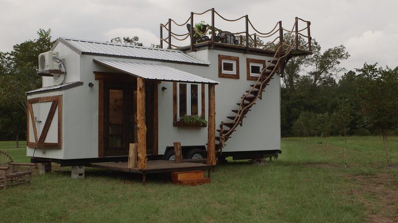 Daniel and April Phelan’s tiny house is a gorgeous, custom piece of art with a spacious rooftop deck for enjoying time outdoors with family and friends, as seen on Tiny House, Big Living. – Bild: 2017,DIY Network/​Scripps Networks, LLC. All Rights Reserved