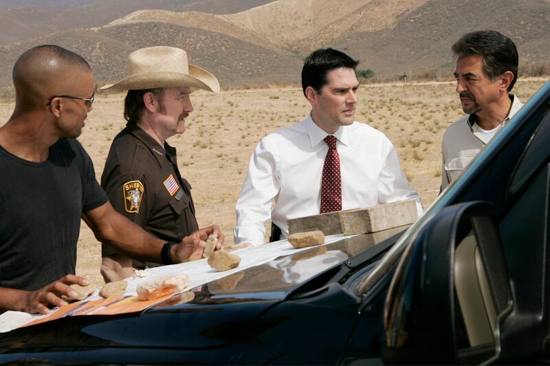 Werden sie Frost finden, bevor er sein Opfer umbringt?: Morgan (Shemar Moore, l.), Sheriff Williams (Jim Beaver, 2.v.l.), Hotch (Thomas Gibson, 2.v.r.) und Rossi (Joe Mantegna, r.) … – Bild: 13TH STREET_2007 ABC Television Studio