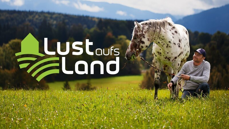 Key Visual Sendereihenbild mit Typo zu „Lust aufs Land“. Die Reihe erzählt von den Ideen, Zielen und Träumen bayerischer Landwirtinnen und Landwirte, aber auch von den Herausforderungen, die sie meistern müssen, um ihre Betriebe erfolgreich in die Zukunft zu führen. Nahe dem oberbayerischen Tegernsee hat Landwirt Andi Reiter seine Liebe zu amerikanischen Appaloosa-Pferden entdeckt. – Bild: Matthias Kraus, Montage: BR /​ BR, cutflow GmbH, isarflimmern fernsehproduktion GmbH