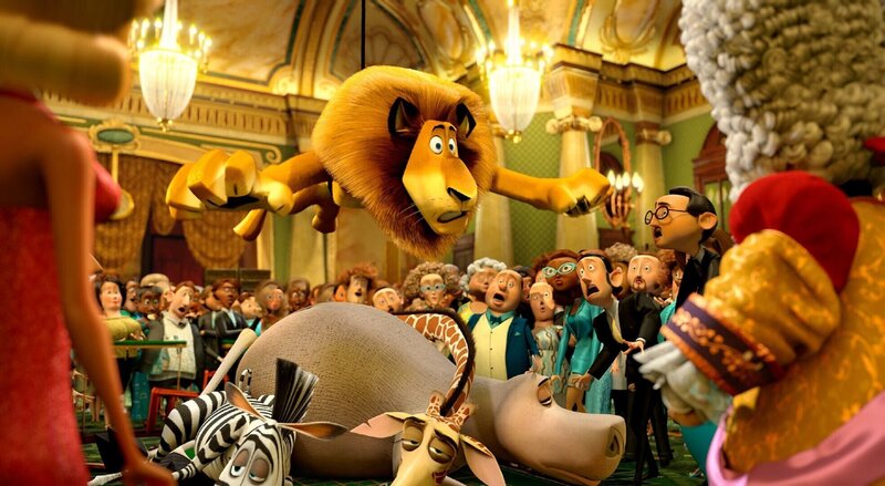 Ausgerechnet Alex (oben) und seine Freunde (v.l.) Marty, Melman und Gloria müssen sich unauffällig durch Euroa bewegen, um nicht eingefangen zu werden. Unvorstellbar, dass ihnen das gelingt … – Bild: SUPER RTL /​ © 2012 DreamWorks Animation LLC