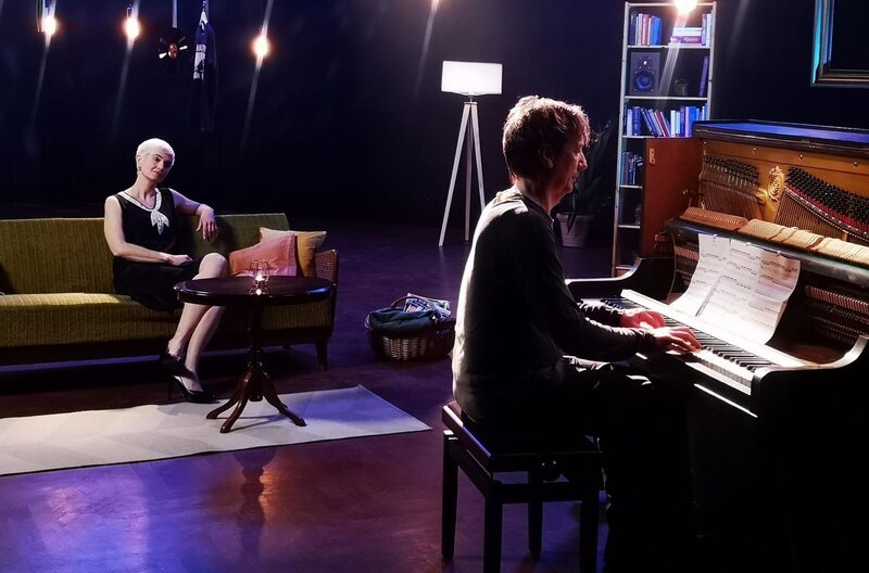 Hauschka mit einem Fan im Studio: Der Meister der Klavierpräparation zählt zu den Pionieren einer Musikergeneration, die mit Klängen experimentiert. – Bild: Mitja Hagelüken Hauschka mit einem Fan im Studio: Der Meister der Klavierpräparation zählt zu den Pionieren einer Musikergeneration, die mit Klängen experimentiert. – Bild: Mitja Hagelüken