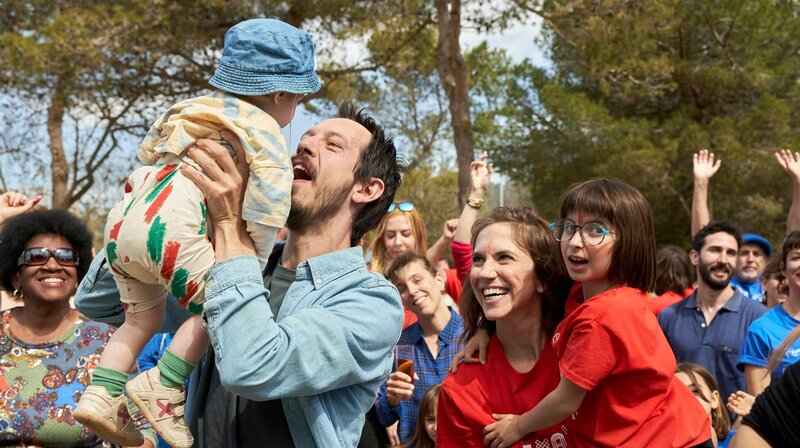 NORDDEUTSCHER RUNDFUNK Barcelona for Beginners (8) – Familie und andere Katastrophen Gibt es ein Happy End für die Familie? Max (Artur/​Roc Santiago), Samuel (Marcel Borràs), Mariana (Aina Clotet) und Lia (Violeta Sanvisens, v.l.n.r.) – Bild: NDR/​Lucia Faraig