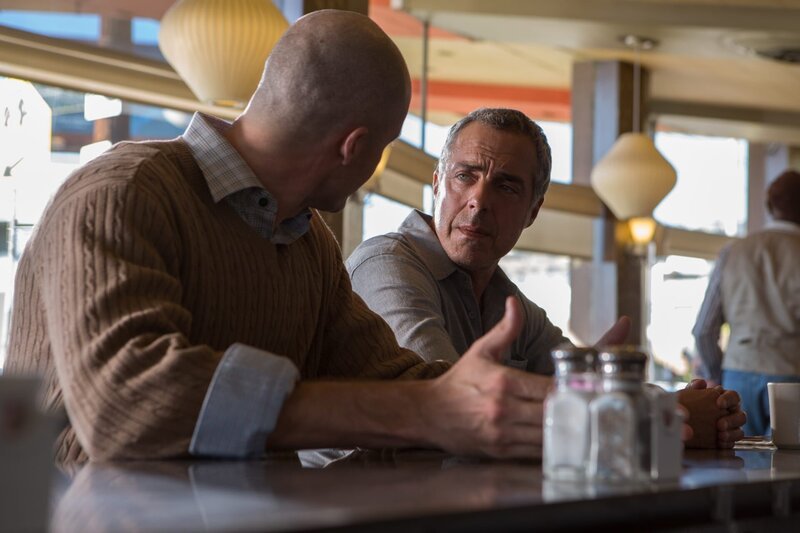 Bosch Staffel 1 Folge 9 Gespräch an der Bar: Adam O’Bryen als Nate Tyler, Titus Welliver als Harry Bosch. – Bild: SRF/​2016 Amazon Studios