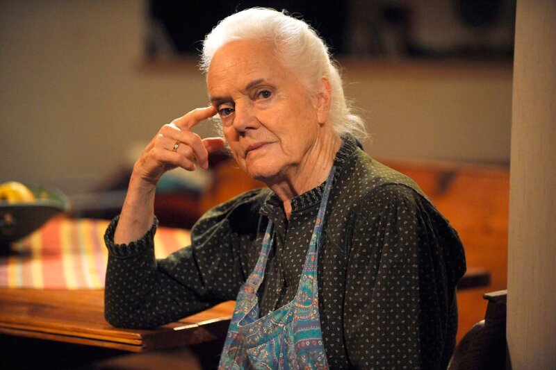 Bayerisches Fernsehen DAHOAM IS DAHOAM, FOLGE 827, „An die Kette gelegt“, am Dienstag um 19:45 Uhr. Theres (Ursula Erber) kann die ganze Diskussion um das Bier nicht nachvollziehen. – Bild: BR/​Marco Orlando Pichler