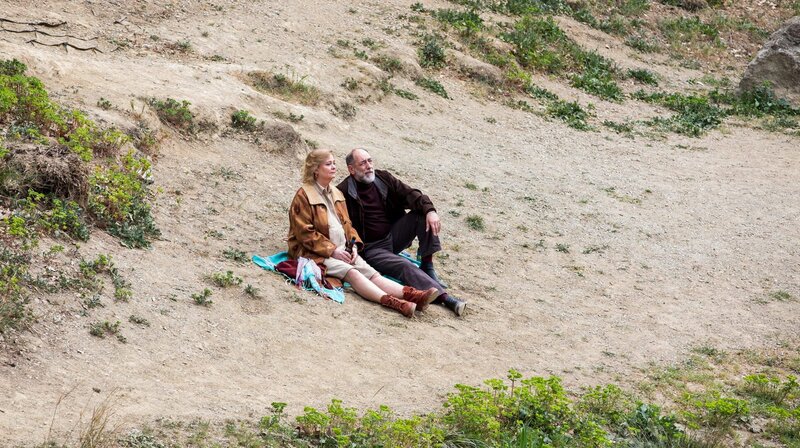 Kommen sich näher: Schwedin Frida (Ia Langhammer) und Antonio (Tomás del Estal). – Bild: NDR/​Kiku Piñol