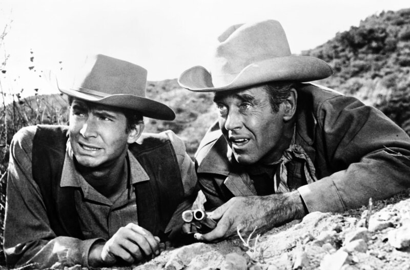 Ben (Anthony Perkins, li.) und Morgan (Henry Fonda, re.) müssen die McGaffey-Brüder schnappen, die den Arzt der Stadt umgebracht haben. Jetzt kann der junge Sheriff beweisen, dass er den Stern zu Recht trägt. – Bild: Paramount Pictures Ben (Anthony Perkins, li.) und Morgan (Henry Fonda, re.) müssen die McGaffey-Brüder schnappen, die den Arzt der Stadt umgebracht haben. Jetzt kann der junge Sheriff beweisen, dass er den Stern zu Recht trägt. – Bild: Paramount Pictures