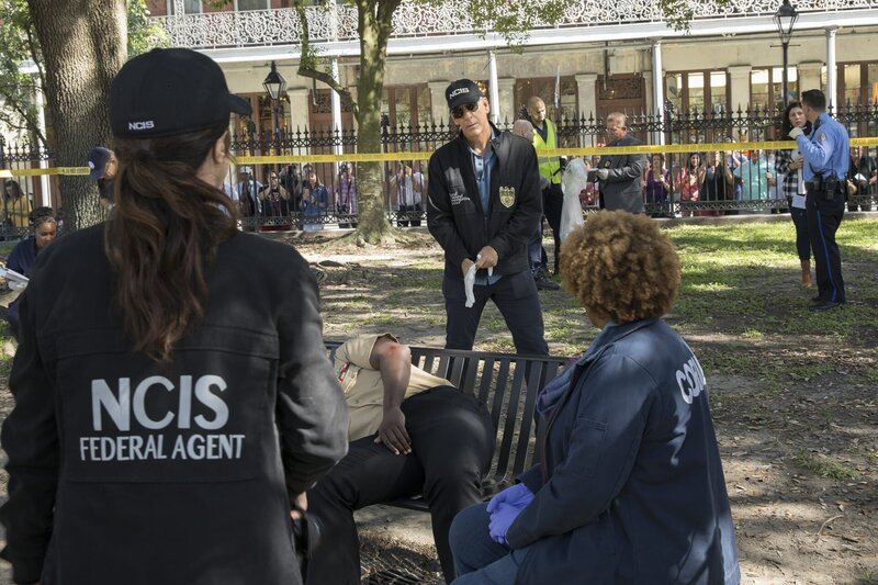 Special Agent Pride (Scott Bakula, l.), Dr. Loretta Wade (CCH Pounder, 2.v.l.), Sonja Percy (Shalita Grant) und Tammy Gregorio (Vanessa Ferlito, r.) vermuten, dass eine Bande von obdachlosen Kindern hinter dem Mord an Unteroffizier Michael Thompson (Onye Eme-Akwari, 2.v.l.) steckt. Haben sie damit recht? – Bild: CBS Broadcasting, Inc.