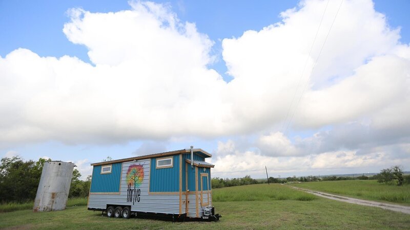 Sarah and Abby Bontempo’s tiny home is a true work of art with a gorgeous, colorful tree mural on the exterior for their yoga and fitness class studio, Thrive, here in Austin, Texas, as seen on Tiny House, Big Living. – Bild: 2017,DIY Network/​Scripps Networks, LLC. All Rights Reserved