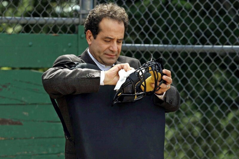 Zu Monks (Tony Shalhoub) zahlreichen Phobien gehört auch die Angst vor Bakterien. Wenn er beim Baseballspiel schon den Gesichtsschutz eines Fremden tragen soll, dann wird der vorher höchst penibel von allen Keimen befreit. – Bild: RTLup