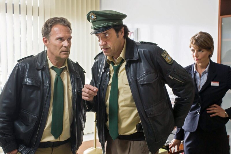 Von links: Hubert (Christian Tramitz) und Staller (Helmfried von Lüttichau) glauben, dass die stellvertretende Geschäftsführerin Frau Pschorer (Nicole Marischka) ein Motiv gehabt hätte, ihren Chef umzubringen. – Bild: ARD/​ARD/​TMG/​Chris Hirschhäuser