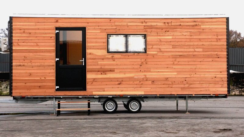 Die Dokumentation zeigt Beispiele für neue Wohntrends: Vom selbst gebauten Mini-Haus auf Rädern (Foto), über urbane Wohnhütten und professionell gebauten Tiny Houses bis hin zu schwimmenden Mini-Hausbooten – Bild: RTL /​ Thomas Pechlof