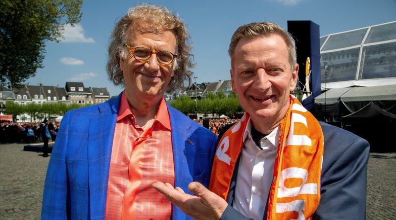 „Spiel mir das Lied von den Oraniern“: Michael Kessler (r.) trifft am sogenannten Königstag den berühmten niederländischen Violinisten André Rieu (l.), der sich als bekennender Fan der Monarchie outet. – Bild: phoenix/​ZDF/​Oliver Halmburger
