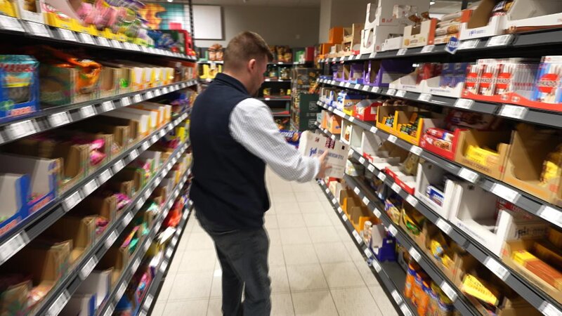 Der neue Kollege Markus kämpft mit seiner Orientierung zwischen Gummibärchen und Schokoriegeln. – Bild: RTLZWEI