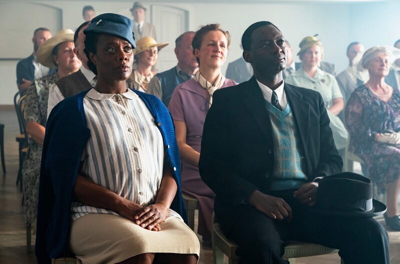 Die Eltern von Eunice Kate (Denise M’Baye, links) und John Waymon (David Wurawa, rechts) beobachten ihre Tochter bei ihrem ersten Konzert. – Bild: SWR/​LOOKSfilm/​Steffen Junghans