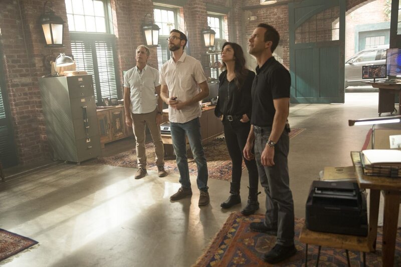 Wollen herausfinden, wer die klinische Studie mit Gehirnimplantaten von Pattons Ex-Frau Anna gehackt hat: (v.l.n.r) Pride (Scott Bakula), Sebastian Lund (Rob Kerkovic), Tammy Gregorio (Vanessa Ferlito) und Christopher LaSalle (Lucas Black) – Bild: CBS Broadcasting, Inc.