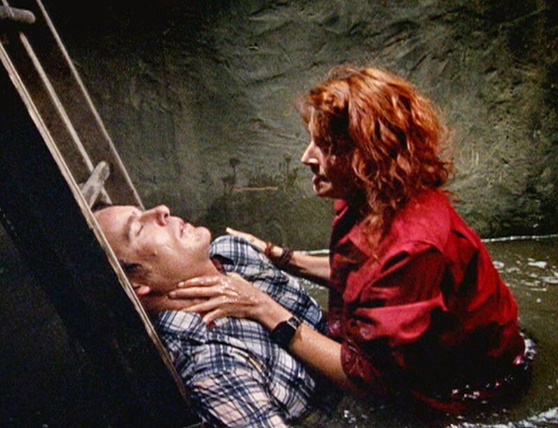 Alex (Aaron Jeffery) ist mit einer Kohlenmonoxidvergiftung ohnmächtig zusammengebrochen. Gelingt es Stevie (Simmone Mackinnon), sein Leben zu retten? – Bild: RTL