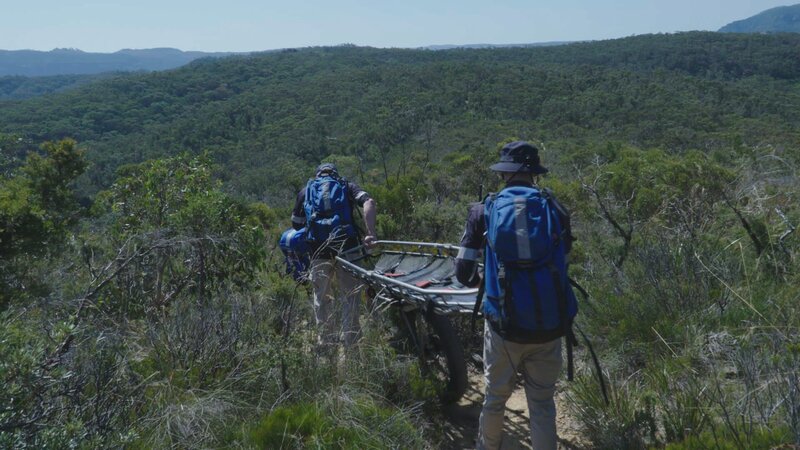 Zwei Männer schieben eine Bahre – Bild: DMAX