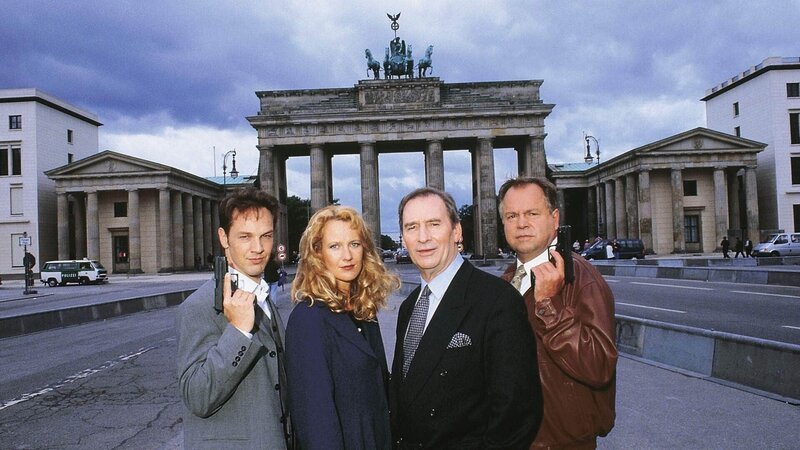 4. Staffel: v.li.: Max Gertsch als Kriminalkommissar Ralf Bongartz, Britta Schmeling als Staatsanwältin Charlotte Glaser, Henry van Lyck als Oberstaatsanwalt Gerhart Lotze und Wolfgang Bathke als Kriminalhauptkommissar Stefan Kehler – Bild: MG RTL D /​ Thomas Pritschet