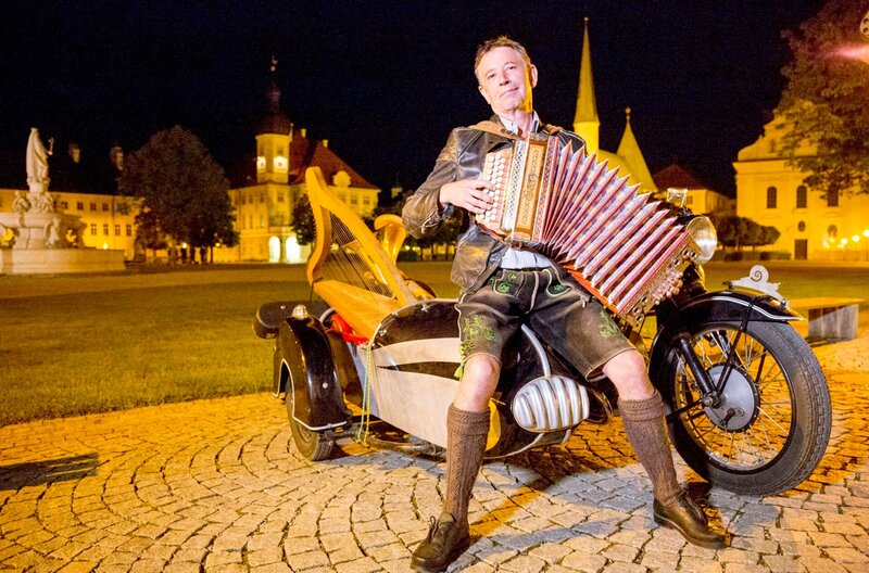 Stofferl Well mit seiner Quetschn auf dem Kapellplatz Altötting. Weiteres Bildmaterial finden Sie unter www.br-foto.de. – Bild: BR/​megaherz GmbH/​Andreas Maluche