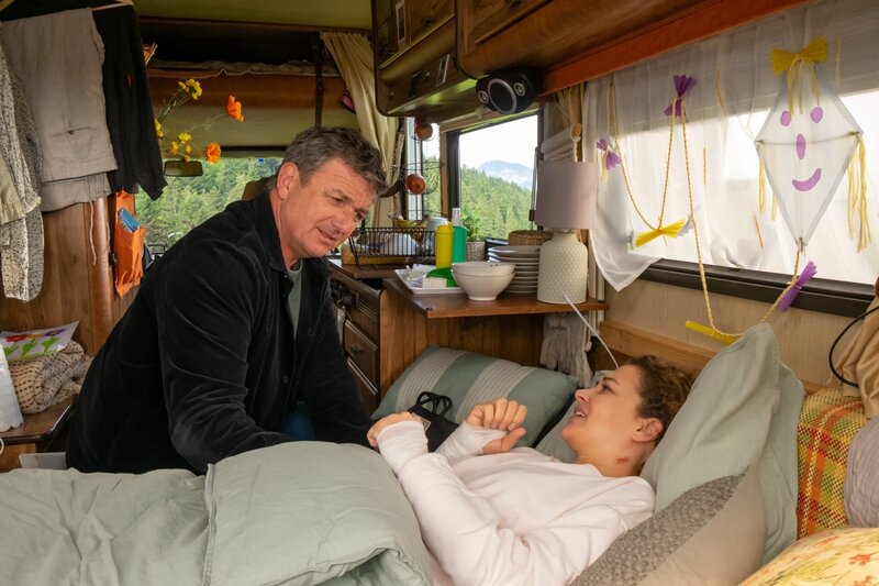 Dr. Martin Gruber (Hans Sigl) ist überrascht, unter Branka Neumanns (Oona Devi Liebich) Adresse ein Wohnmobil vorzufinden. – Bild: Erika Hauri /​ ZDF und Erika Hauri