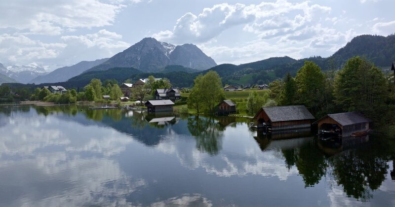Bootshütten am Ausseer See. – Bild: ORF/​Wega -Film/​Martin Stoni