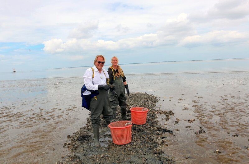 Björn Freitag (l) mit Austernfischerin Barbara Rodenburg-Geertsema in Lauwersoog, Niederlande. – Bild: WDR/​2bild GmbH/​Anja Tanas