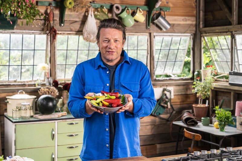 Leichte Sommerrezepte: Jamie Oliver +++ Die Verwendung des sendungsbezogenen Materials ist nur mit dem Hinweis und Verlinkung auf RTL+ gestattet. +++ – Bild: RTL /​ Jamie Oliver Enterprises Ltd, photography Chris Terry