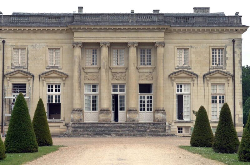 Stumme Zeugen des Zweiten Weltkriegs: Auf dem beschaulichen Gelände von Schloss Pignerolle erwartet Spaziergänger eine Überraschung … – Bild: Elephant Doc