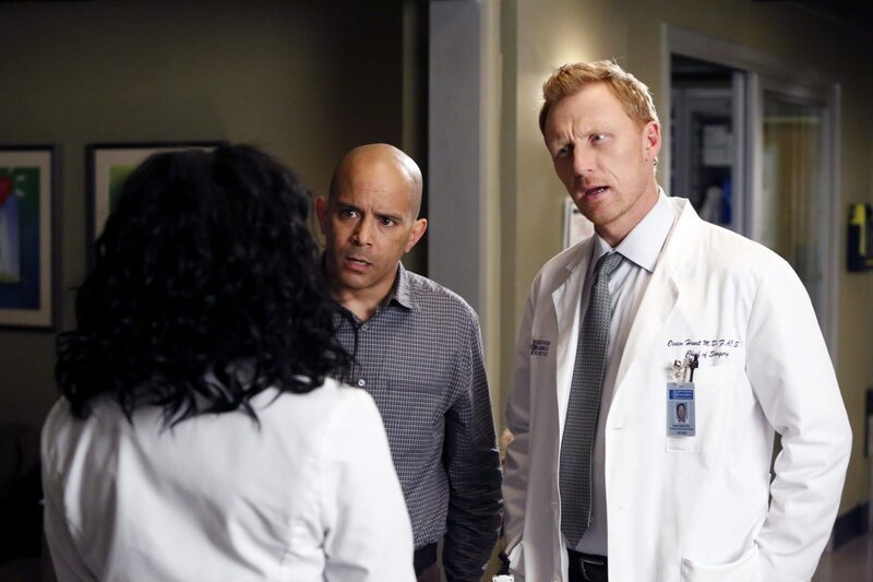 Um Bailey zu schützen, nimmt Stephanie (Jerrika Hinton, l.) vor Owen (Kevin McKidd, r.) und David Morris (Mark Adair-Rios, M.) die ganze Schuld auf sich. Doch wird sie mit Konsequenzen rechnen müssen? – Bild: American Broadcasting Companies, Inc.