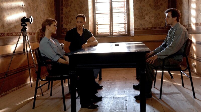 „Capo“ Sonja Schwarz (Chiara Schoras) und ihr Kollege Jonas Kerschbaumer (Gabriel Raab) vernehmen den Hauptverdächtigen Lukas Gamper (Juri Senft). – Bild: ARD Degeto/​Hans Joachim Pfeiffer