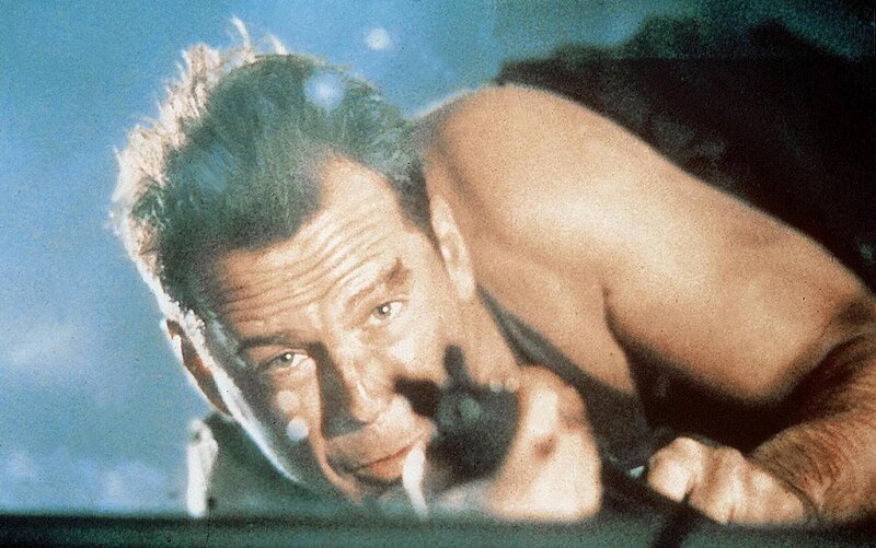 John McClane (Bruce Willis) – Bild: CINETEXT Bild- und Text John McClane (Bruce Willis) – Bild: CINETEXT Bild- und Text