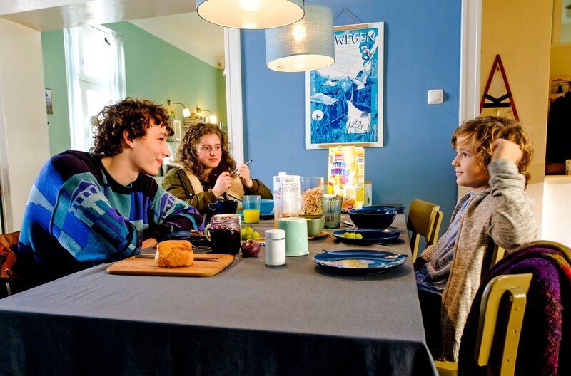 Für Tim (Jonathan Lade), Paula (Lydia Maria Makrides) und Thorben (Leo Pérez-Kallscheuer) ist klar: Mama braucht einen „Neuen“. – Bild: ARD Degeto/Hardy Spitz Für Tim (Jonathan Lade), Paula (Lydia Maria Makrides) und Thorben (Leo Pérez-Kallscheuer) ist klar: Mama braucht einen „Neuen“. – Bild: ARD Degeto/Hardy Spitz