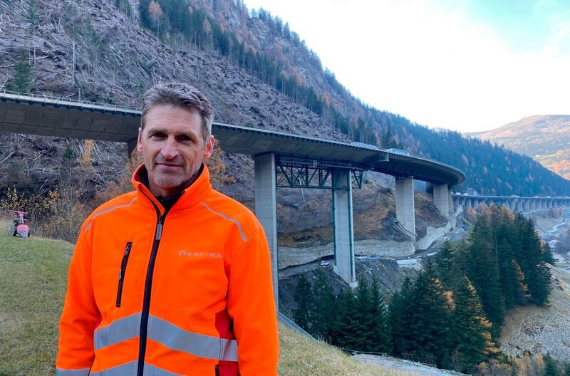 ASFINAG Mitarbeiter Peter Augschöll bescheinigt der Luegbrücke einen sehr schlechten Zustand. Weiteres Bildmaterial finden Sie unter www.br-foto.de. – Bild: BR/​Sabine Lindlbauer