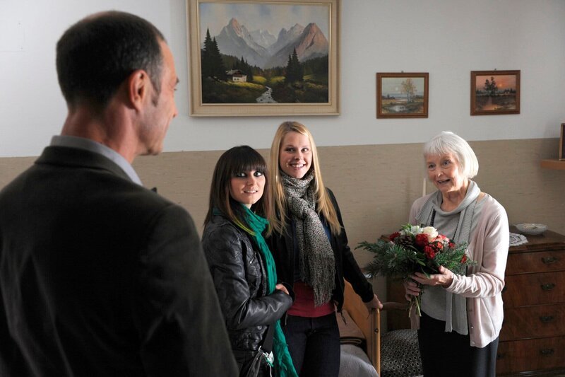 Bayerisches Fernsehen DAHOAM IS DAHOAM, FOLGE 831, „Ein verkorkster Korken“, Yvi und Nina bedanken sich herzlich bei Frau von Probst. Von links: Herr Kessel (Nik Neureiter), Nina Kreutzer (Andrea Schmitt), Yvonne Preissinger (Alexa Eilers) und Frau von Probst (Elfriede Irrall). – Bild: BR/​Marco Orlando Pichler