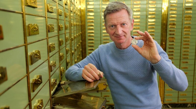 „Was ist dran am Schweizer Bankgeheimnis?“: Michael Kessler macht sich in Zürich, dem Schweizer Bankenzentrum, selbst ein Bild von den sicheren Verwahrungsmöglichkeiten des schnöden Mammons. Und erfährt dabei, dass es spätestens seit 2009 mit dem Bankgeheimnis nicht mehr allzu weit her ist. Seither müssen Schweizer Banken die Namen ihrer Kunden preisgeben. – Bild: phoenix/​ZDF/​Oliver Halmburger