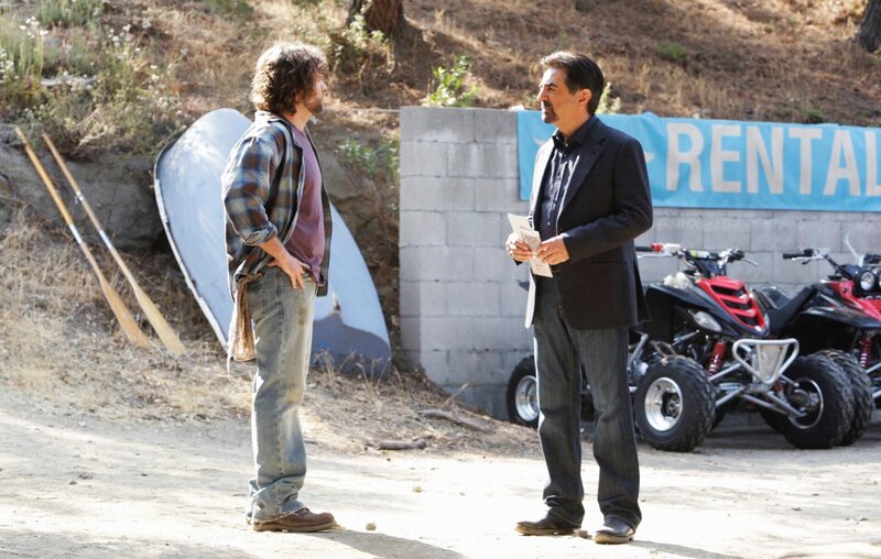 Ein neuer Fall beschäftigt das BAU-Team. Vorgetäuschte Auffahrunfälle, um den Todesgrund der Opfer zu vertuschen. Rossi (Joe Mantegna, r.) und sein Team sind auf der Suche nach dem grausamen Täter. Kann Ayres (Tom O’Keefe, l.) weiterhelfen? – Bild: 13TH STREET