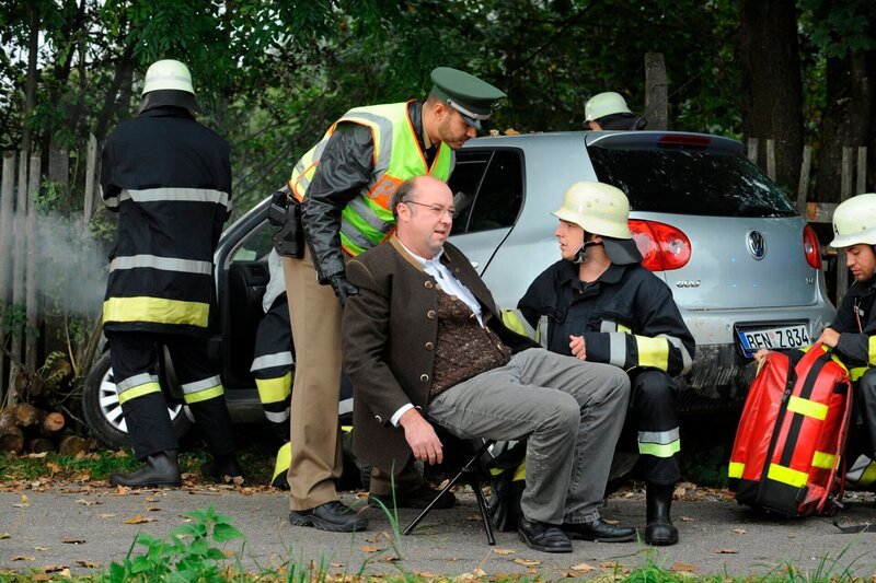 Bayerisches Fernsehen DAHOAM IS DAHOAM, FOLGE 830, „Behangen wie ein Christbaum“, am Montag um 19:45 Uhr. Zur Floris Erleichterung lief Stadlers Unfall noch einmal glimpflich ab. Von links: Stadler (Heinrich Stadler) und Florian Brunner (Tommy Schwimmer). – Bild: BR/​Marco Orlando Pichler