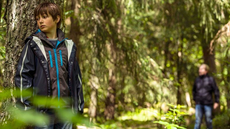 Edvin (Elvis Stegmar) ist dem Hauptverdächtigen auf der Spur. – Bild: ARD Degeto/​Yellow Bird/​Jonath Mathew