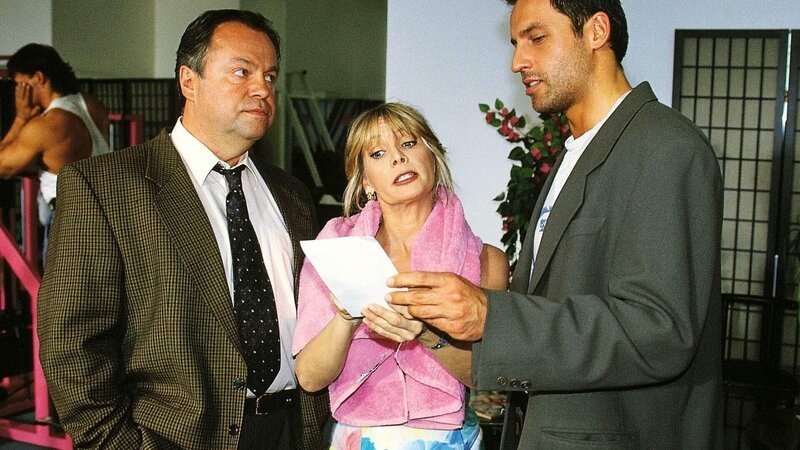 Die Ermittlungen von Kommissar Kehler (Wolfgang Bathke) und Kollege Eschenbach (Matthias Bullach, re.) führen in ein Fitness-Center. Dort treffen sie auf Iris Maran (Christine Schuberth) … – Bild: MG RTL D