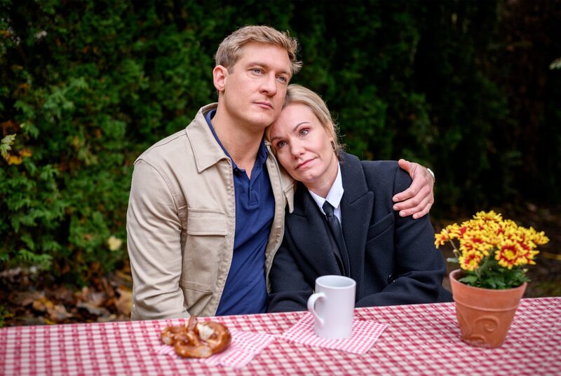 Fanny merkt zufrieden, dass sie wirklich mit Vincent (Martin Walde, l., mit Isabell Stern, r.) abgeschlossen hat. – Bild: ARD/​WDR/​Christof Arnold