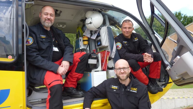 L-R: Oberarzt Thorsten Salamon, Pilot Michael Gomme. In the front: Rettungsassistent Adam Möller – Bild: Spiegel TV Wissen (DE)