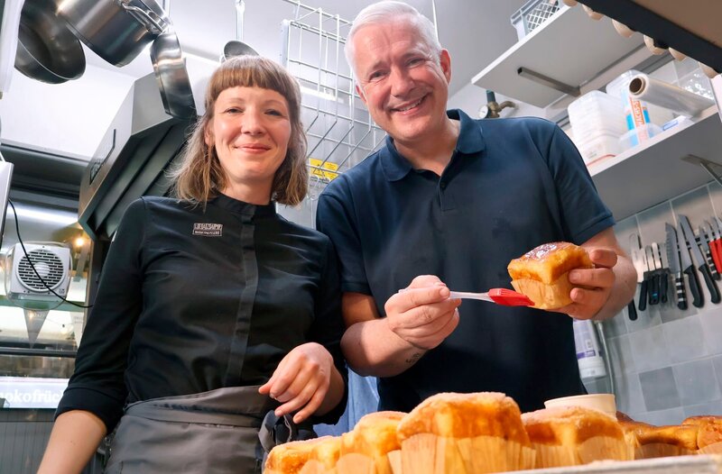 Alexander Herrmann mit Lea Zapf im Konditorei-Standl am Viktualienmarkt in München. Weiteres Bildmaterial finden Sie unter www.br-foto.de. – Bild: BR/​Frank Johne