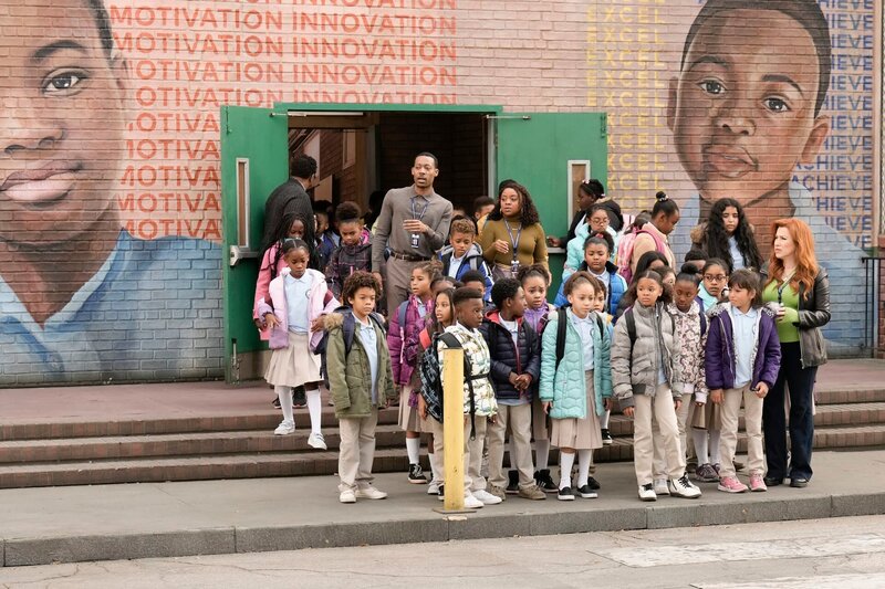 Gregory Eddie (Tyler James Williams), Janine Teagues (Quinta Brunson, m.), Melissa Schemmenti (Lisa Ann Walter, r.) – Bild: Scott Everett White /​ ABC