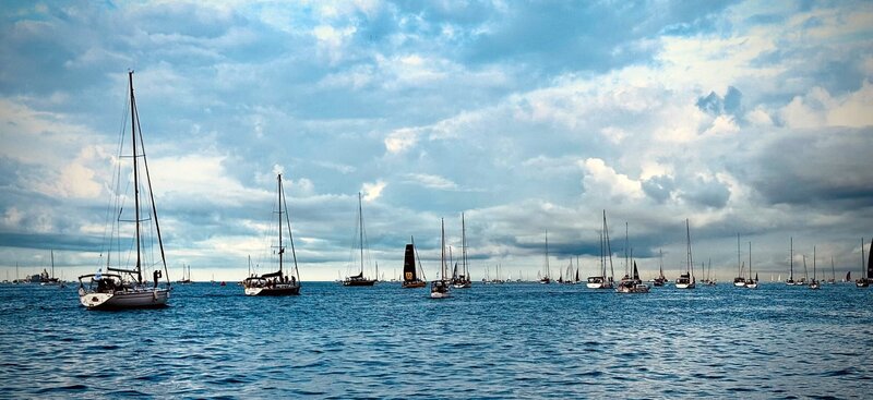 Boote beim Auslaufen zur Barcolana von der Molo Audace. – Bild: ORF/​Pammer Film/​Wolfgang Winkler