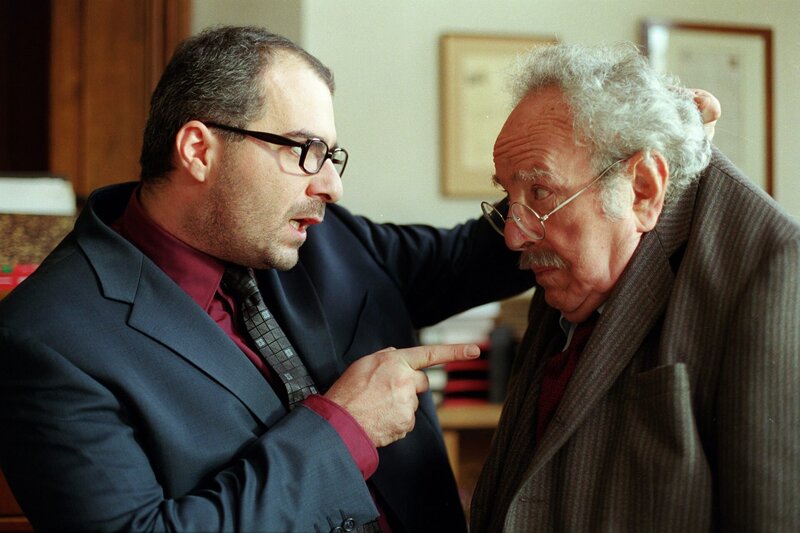 „Dolce Vita & Co.“, „Die Unbestechlichen.“ Dunkle Wolken ziehen sich über dem Dolce Vita zusammen: Eine Steuerprüfung ist angesagt, aber der zerstreute Steuerberater kann die Unterlagen von den vergangenen Jahren nicht finden. Zu allem Überfluss taucht auch noch Frau Schwarz auf, die das Haus, in dem sich das Restaurant befindet, von ihrem Mann geerbt hat und für sich zu einer Goldgrube machen will. Das Privatleben Marios wenigstens wird wieder etwas besser – er zieht zurück zu Marianne und den Kindern.Im Bild (v.li.): Michael Niavarani (Mario), Gerhard Bronner (Dr. Schaler). – Bild: ORF/​MR-Film/​Thomas Prodinger