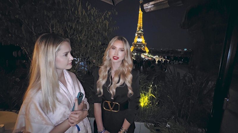 S04E07: Davina und Shania wurden zu einem exklusiven VIP-Event nach Paris eingeladen. Für Davina eine Herausforderung, denn ihre frisch operierte Nase ist noch geschwollen. – Bild: RTLZWEI