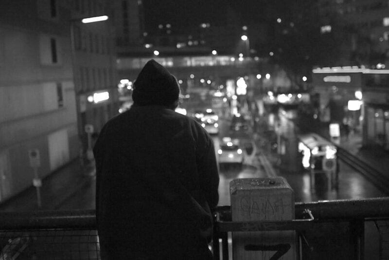 Antiheld Jonas auf der Suche in Berlin: Was taugt als Guideline fürs eigene Leben? – Bild: BR/​rbb/​weltrecorder