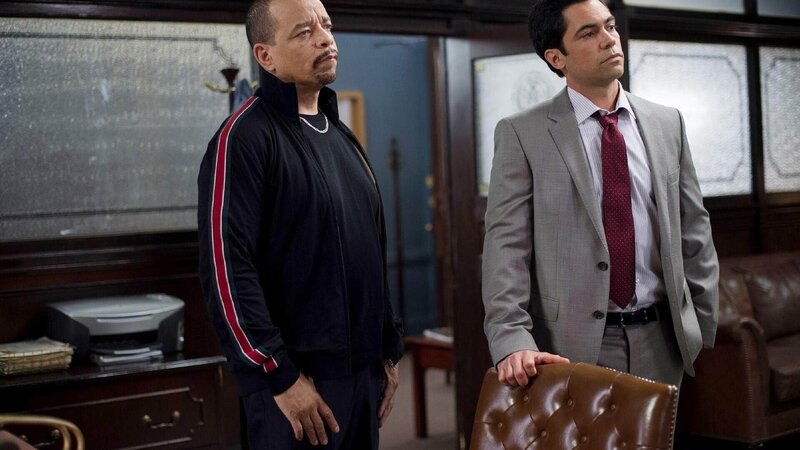 Odafin „Fin“ Tutuola (Ice-T, l.) und Nick Amaro (Danny Pino) ermitteln in einem vertrackten Fall: Eine Frau schoss auf einen jungen Mann, der einem Täter ähnlich sieht. Doch während der Untersuchungen fallen dem Ermittlerteam immer mehr Ungereimtheiten auf … Die Verwendung des sendungsbezogenen Materials ist nur mit dem Hinweis und Verlinkung auf TVNOW gestattet. – Bild: RTL /​ NBC Universal