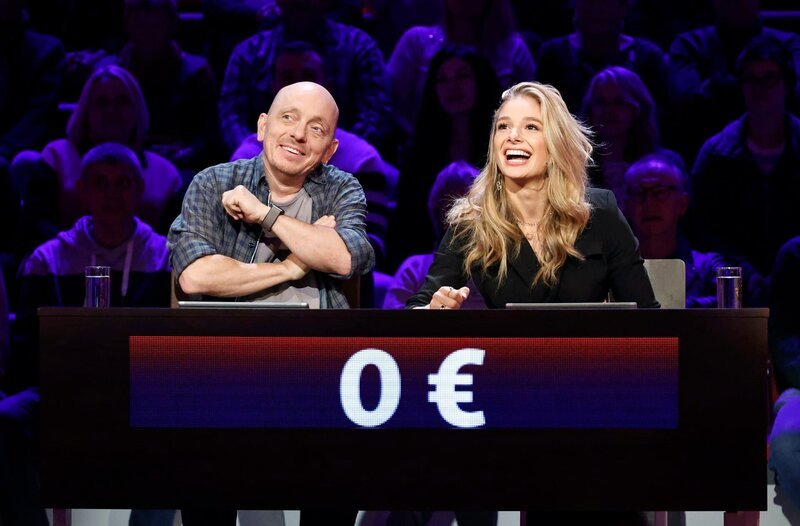Rateteam-Kapitän Bernhard Hoëcker (l.) mit Fernsehmoderatorin Lola Weippert (r.). – Bild: ARD/​Morris Mac Matzen